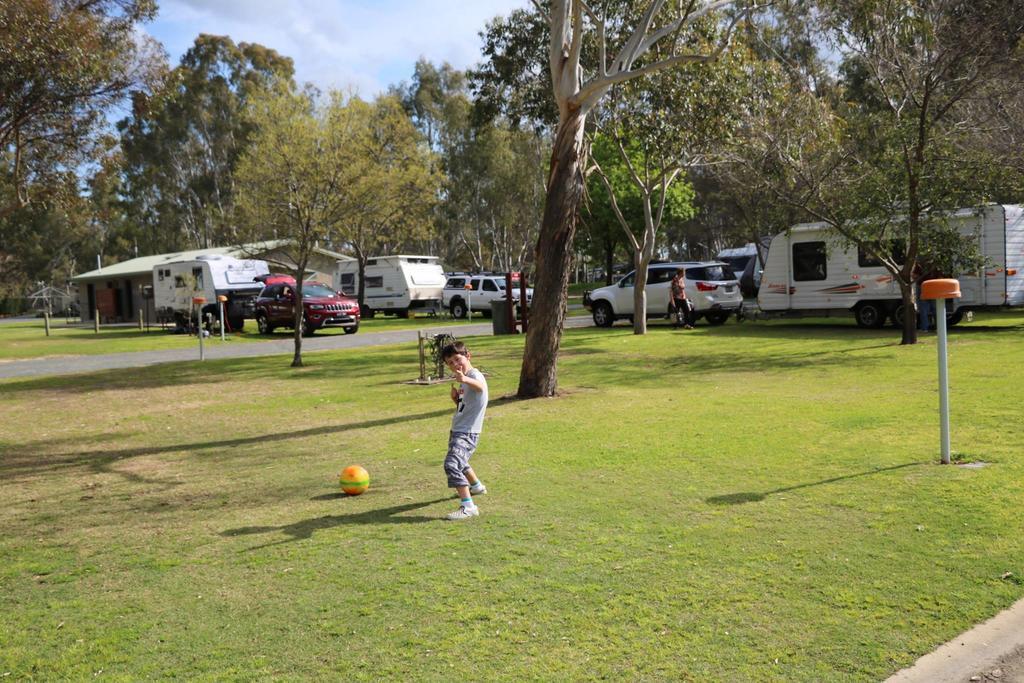 Deniliquin Riverside Caravan Park Εξωτερικό φωτογραφία