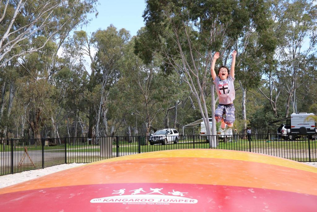 Deniliquin Riverside Caravan Park Εξωτερικό φωτογραφία